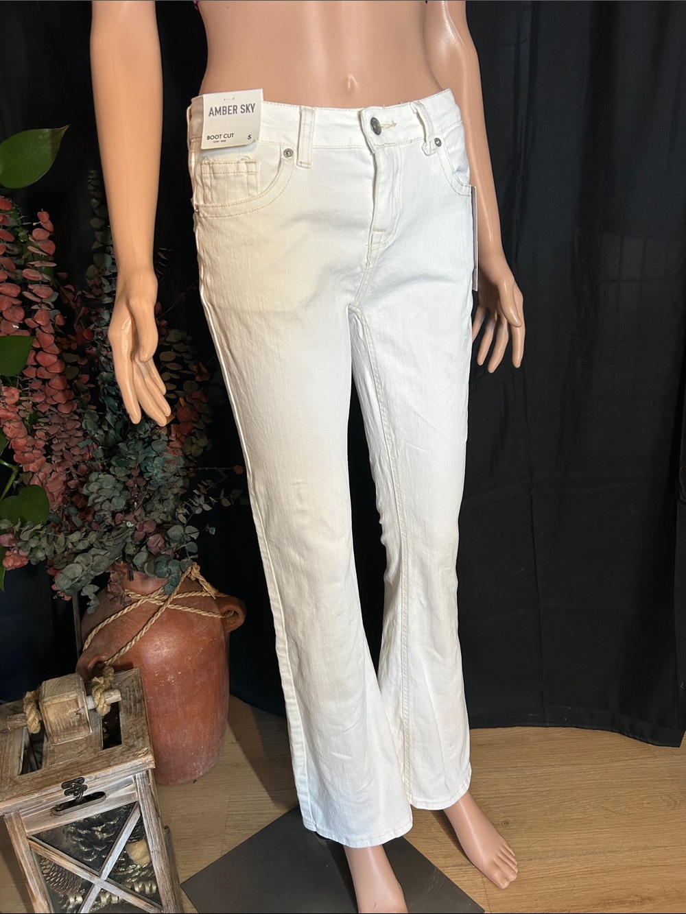 NWT AMBER SKY WHITE BOOT CUT JEANS 5